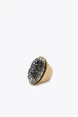 Pack de dos anillos metálicos, uno dorado y otro plateado, con diseño labrado.