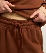 Pantalón jogger color amarillo claro, con cintura elástica y cordón de ajuste. Confeccionado en algodón con forro de polar.