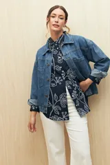 Camisa de manga larga azul marino con estampado floral blanco, de corte clásico y botones frontales.