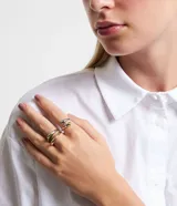 Set de tres anillos medianos de metal: uno dorado, uno plateado y uno doble con baño mixto.