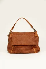Cartera marrón tejida con solapa de cuero y correa de cuero ajustable.