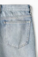 Bermuda de jean celeste de corte holgado, con tiro caído y cinco bolsillos.