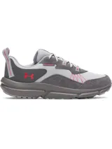 Zapatilla deportiva Under Armour Charged Versert 2 para hombre, color gris con detalles en fucsia. Presenta una parte superior de malla transpirable y gamuza, con amortiguación Charged Cushioning® en la entresuela y logo de la marca en color fucsia.