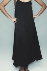 Vestido midi color ladrillo, de breteles finos regulables y escote redondo.