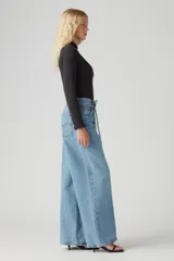 Pantalón de jean de corte recto, color celeste claro, con tiro alto y diseño clásico de cinco bolsillos.