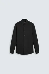 Camisa negra slim fit de manga larga con cuello italiano abierto y cierre frontal de botones.