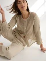 Saco color beige con frente y mangas tejidas con patrón calado y espalda de lino.