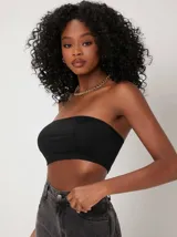 Top strapless negro ajustado al cuerpo.