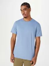 Remera básica de manga corta color gris claro, con cuello redondo.