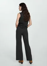 Pantalón largo de punto color gris oscuro, de corte wide leg y cintura elástica.
