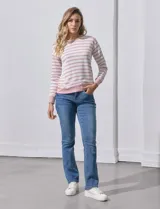 Buzo de modal estampado a rayas horizontales rosas y blancas, con cuello redondo y puños acanalados.