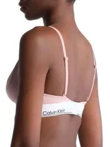 Brasier Calvin Klein color rosa pálido, estilo triángulo, con copas sin relleno y banda inferior elástica blanca con logo de la marca.