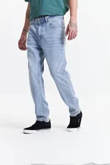 Jean celeste de corte slim, tiro medio y con presillas para cinturón.