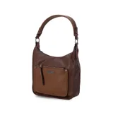 Bandolera negra de cuero sintético con asa de hombro y correa regulable. Cuenta con un bolsillo frontal con cierre y un bolsillo dorsal con cierre.