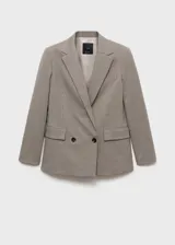 Blazer marrón con estampado a cuadros, solapas de muesca, cierre cruzado con doble botonadura y bolsillos de ribete.