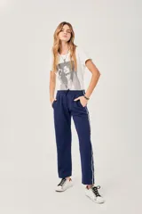 Pantalón deportivo azul marino con cintura elástica ajustable con cordón y rayas blancas laterales.