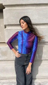 Polera de lycra estampada en tonos azul y violeta con cuello alto y frunce central.