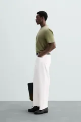Camiseta blanca de algodón interlock con elasticidad, corte recto, cuello redondo y mangas cortas.