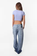 Top corto color celeste, tipo baby tee, al cuerpo, con mangas cortas y cuello redondo.