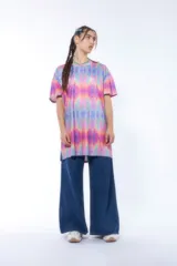 Conjunto de remera oversize y pantalón acampanado con estampado tie-dye en tonos pastel.