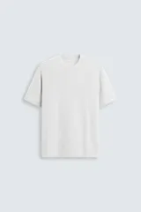 Camiseta regular fit de punto tejido en hilatura de algodón, color gris claro. Cuello redondo, manga corta y acabados en rib.