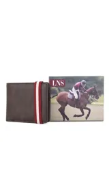 Billetera color beige de símil cuero con galón elastizado marrón y blanco. Interior con doble compartimento para billetes, visor y tarjeteros.