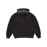 Campera con cierre de algodón color negro, con capucha forrada en tela escocesa blanca y negra. Presenta tres apliques bordados verticales del logo de los Chicago White Sox en el frente. Tiene bolsillo canguro y logo de la MLB en la manga.