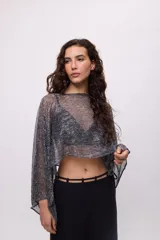 Poncho de gasa color celeste, de talle único.