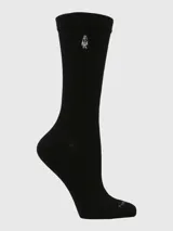 Calcetín negro de largo medio, con tecnología Comfort Cuff (puño suave) y logo bordado en blanco en la caña.