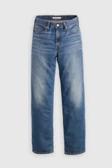 Jean azul de corte recto y tiro alto, con lavado medio y efecto desgastado en los muslos.