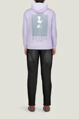 Buzo negro con capucha y bolsillo tipo canguro. Estampado pequeño en el pecho con un sol, una palmera y olas.