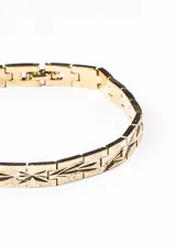 Pulsera brazalete enchapada en oro con superficie brillosa, de 19cm de largo y 7mm de ancho, con cierre desplegable.