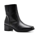 Bota corta de cuero color marrón con taco bloque y punta cuadrada.