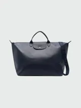 Bolso de viaje Longchamp modelo Le Pliage Xtra, color azul marino, con doble asa corta y correa larga extraíble.