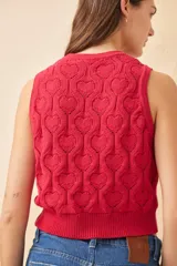 Chaleco de punto color crudo con diseño calado de corazones, sin mangas y con botones joya.