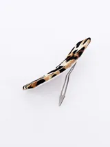 Broche rectangular para el pelo con estampado animal print de leopardo en tonos marrón, beige y negro.