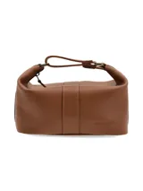 Neceser marrón con textura de piel de cocodrilo, cierre superior con cremallera y correa de mano lateral.