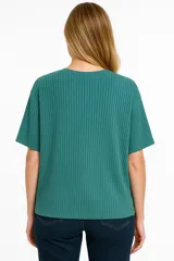 Remera gris de poliéster, de manga corta, corte holgado y cuello redondo.