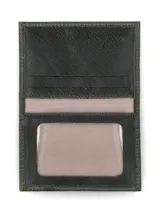 Tarjetero verde oliva de cuero vacuno con aplique metálico con logo de marca.