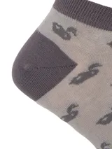 Calcetines tobilleros grises con estampado de patos negros y puntera, talón y borde superior en gris oscuro.