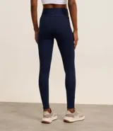 Calza deportiva de microfibra color azul marino, con cintura alta y bolsillos laterales.