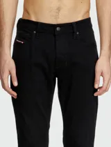 Pantalón de jean negro de corte recto, con cintura media y cierre de botón.