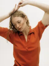 Chomba vintage a rayas horizontales color marrón, amarillo y blanco, con cuello polo y terminaciones en crochet.