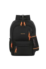 Mochila negra con detalles en cordones naranjas. Presenta un parche frontal con el texto "FOCUS ON THE GOOD" y un accesorio colgante cilíndrico con el texto "TRY NEW THINGS".