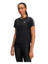 Remera deportiva Under Armour Tech™ para mujer, color negro, de corte clásico, mangas cortas con cinta con logo a lo largo de los hombros y cuello redondo.