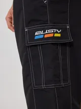 Short cargo negro con bordado.