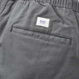 Bermuda gris de corte recto con bolsillos laterales y traseros.