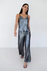 Musculosa color dorado de lino con breteles finos color marrón.