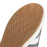 Championes Adidas Grand Court Alpha, color gris con las tres rayas laterales en blanco. Confeccionados en cuero sintético con forro textil y suela de goma.