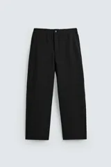 Pantalón negro de corte recto, con cintura elástica, bolsillos laterales y un bolsillo trasero de ojal.